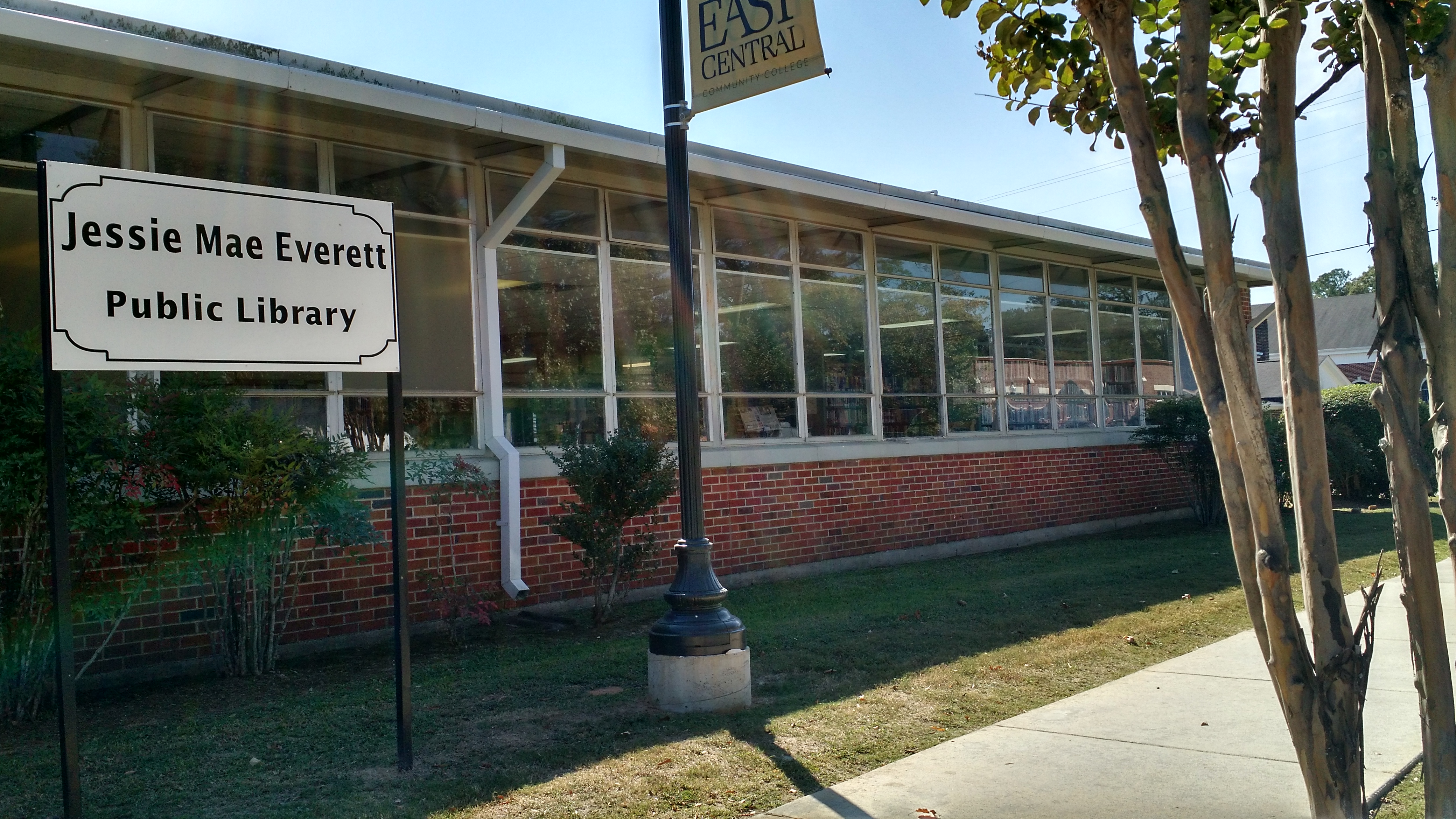 Street view of Jessie Mae Everett Public Library in Decatur, Mississippi.